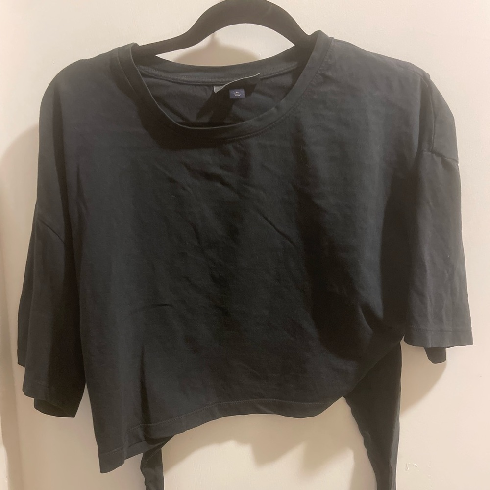 Crop t shirt with bow tie on back